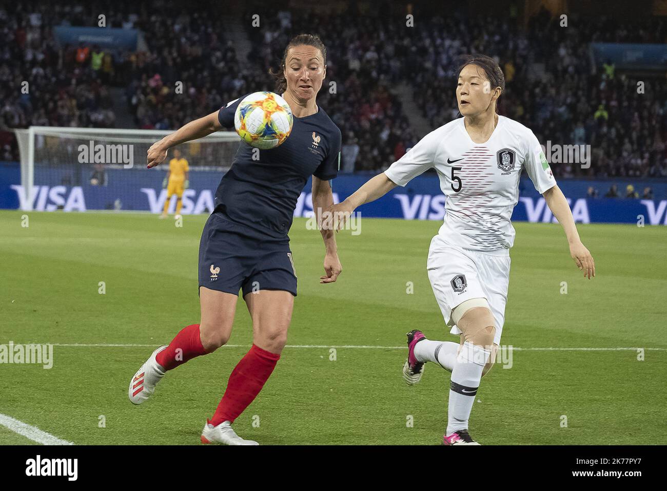 Gaëtane Iza Laure Thiney (France, attaquante, club : Paris football Club) Kim Do-yeon (République de Corée, détente, club : Incheon Hyundai Steel Red Angels) - 2019/06/07. Match de football féminin France contre Corée du Sud. Banque D'Images