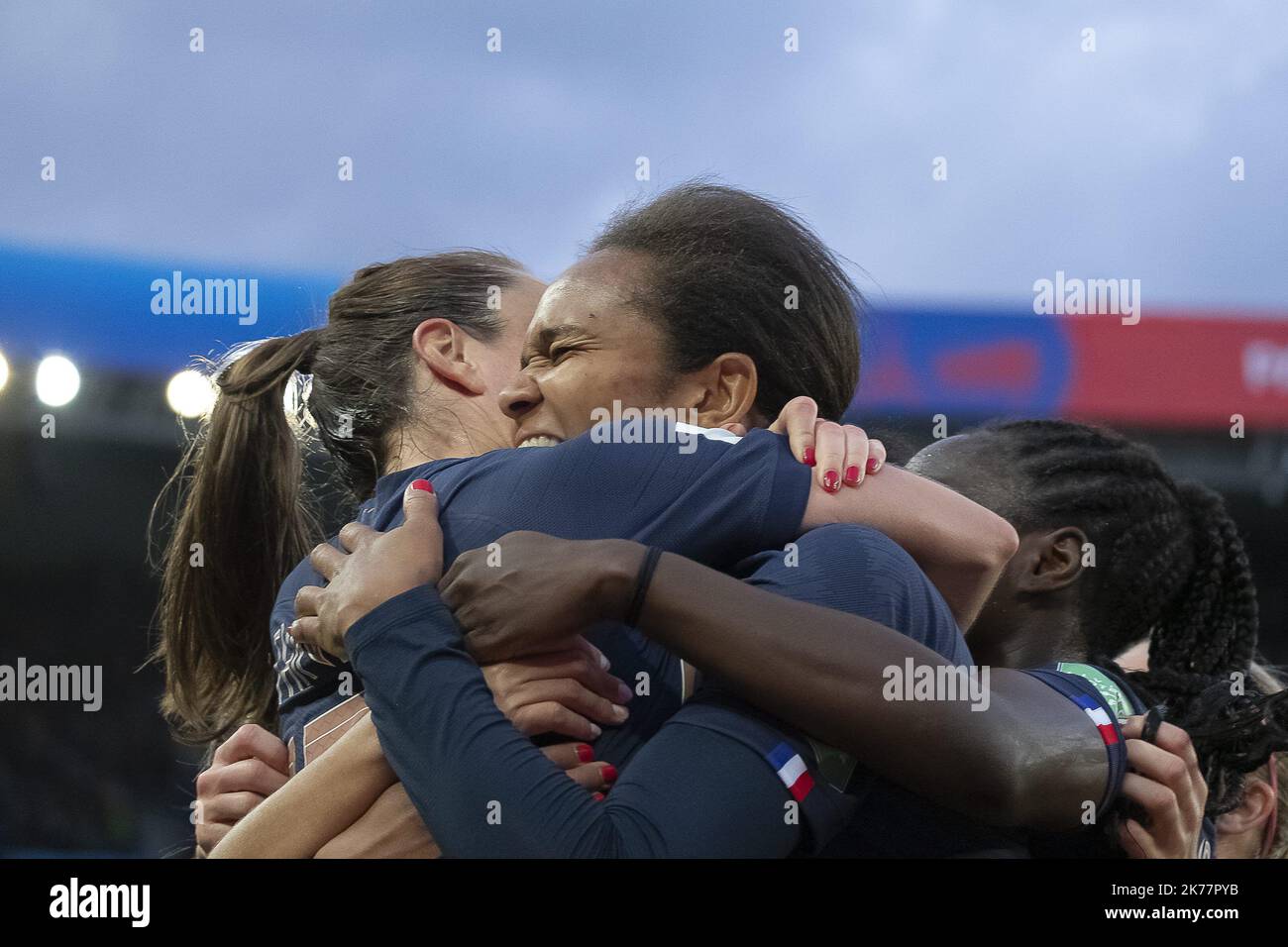 Gaëtane Iza Laure Thiney (France, attaquante, club : Paris football Club) Wendie Thérèse Renard (France, détente, club : Olympique Lyonnais) - 2019/06/07. Match de football féminin France contre Corée du Sud. Banque D'Images