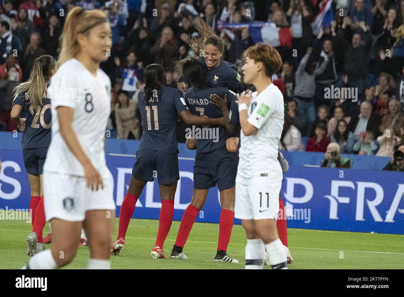 Kadidiatou Diani (France, attaquante, club : Paris Saint-Germain football Club) Wendie Thérèse Renard (France, détente, club : Olympique Lyonnais) - 2019/06/07. Match de football féminin France contre Corée du Sud. Banque D'Images