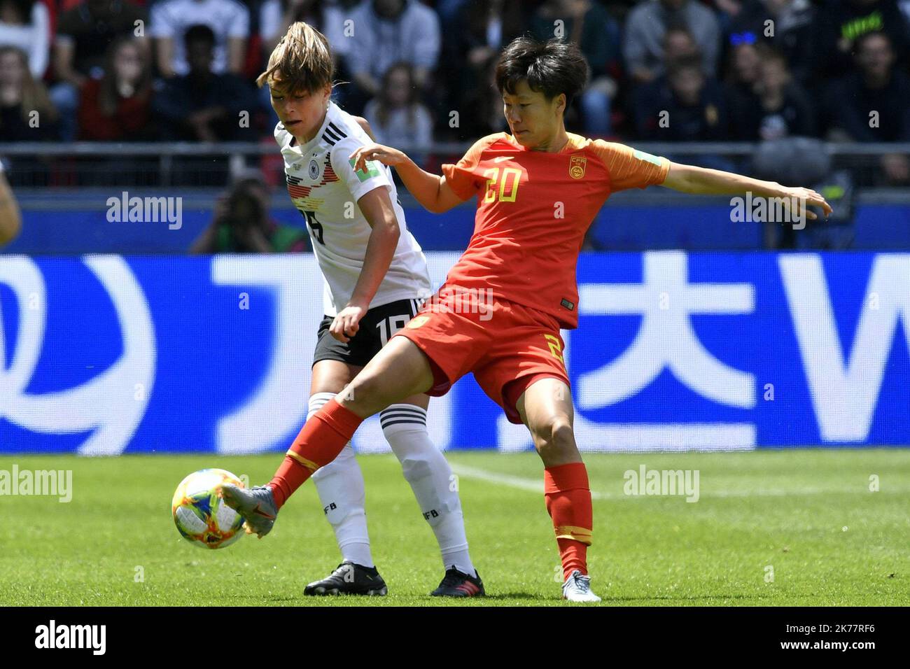 ©PHOTOPQR/OUEST FRANCE/Philippe RENAULT ; Rennes ; 08/06/2019 ; Allemagne / Chine . Coupe du monde Féminine de football 2019 de la FIFA. Coupe du monde des femmes de la FIFA France 2019. Allemagne / Chine . Parc Roazhon. Klara BUEHL et HANG Rui Banque D'Images