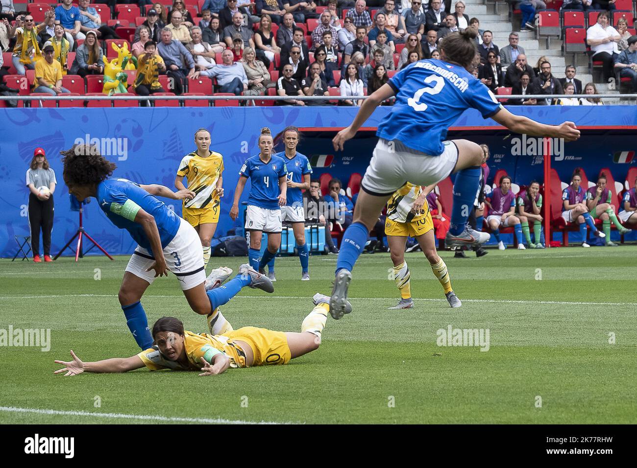 ©ERIC BALEDENT/MAXPPP - coupe du monde - Equipe d'Australie féminine vs Equipe d'Italie féminine - 09/06/2019 2019, phase finale - (c) 2019 09 Baledent/Maxppp Sara Gama (Italie, détente, club : Juventus) Samantha May 'Sam' Kerattalie, Red club : 2019/06 étoiles. Match de football féminin Australie contre Italie Banque D'Images