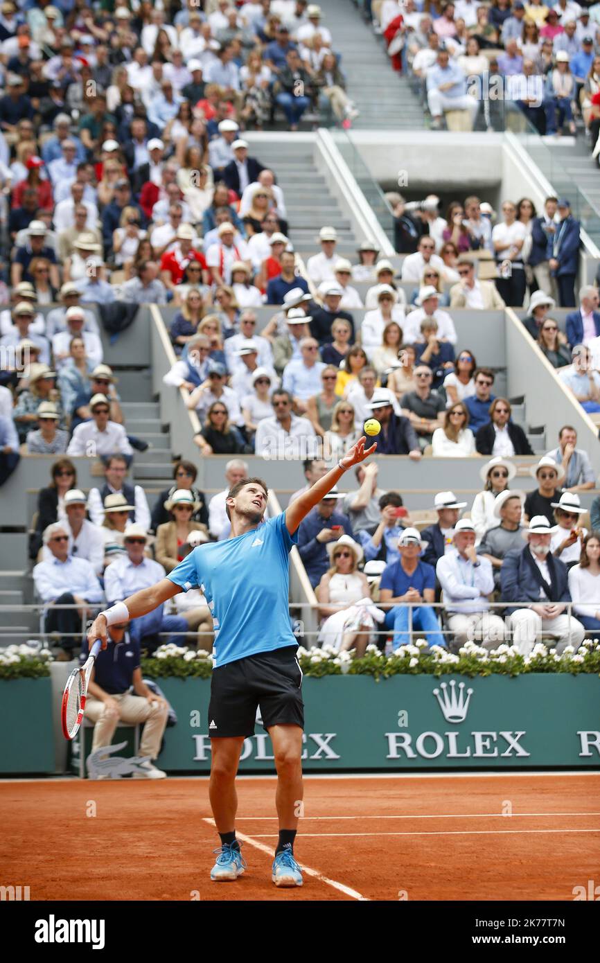Dominic Thiem d'Autriche sert pendant la finale des hommes contre Rafael Nadal d'Espagne pendant le jour quinze de l'Open de France 2019 à Roland Garros à Paris, France. 09.06.2019 Banque D'Images