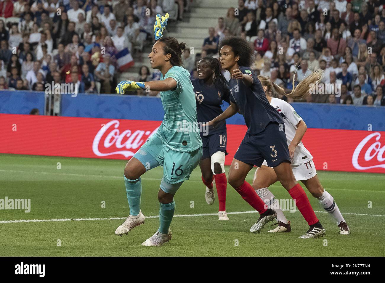 ©ERIC BALEDENT/MAXPPP - coupe du monde - Equipe de France féminine contre Equipe de Norvège féminine - 12/06/2019 2019, phase finale - (c) 2019 Baledent/Maxppp Sarah Bouhadi (France, gardienne de but, club : Olympique Lyonnais) Wendie Thérard Renséonnaise, Lysénére (France) Banque D'Images