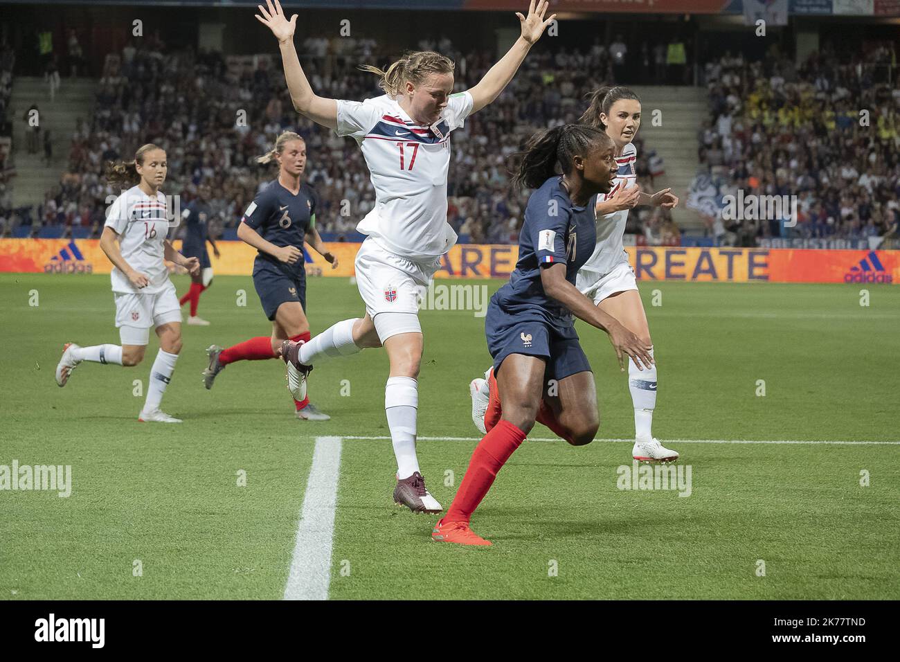 ©ERIC BALEDENT/MAXPPP - coupe du monde - Equipe de France féminine contre Equipe de Norvège féminine - 12/06/2019 2019, phase finale - (c) 2019 Baledent/Maxppp Kristine Minde (Norvège, club : Verein für Leibesübungen Wolfball GmbH) Kquantiatou Fudiatou Club de football de Saint Germain, Paris Banque D'Images