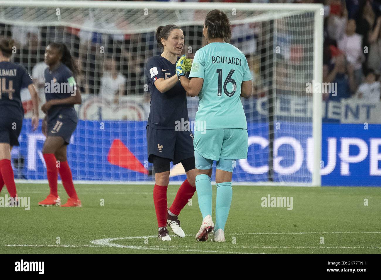 ©ERIC BALEDENT/MAXPPP - coupe du monde - Equipe de France féminine vs Equipe de Norvège féminine - 12/06/2019 2019, phase finale - c) 2019 Baledent/Maxppp A la fin du match Elise Bussaglia (France, milieu de terrain, club : Dijon football Côte-d'Or) et Sarah Bouhaddi (France), mais club de Bouhâne, Olympique Lyonnais) se félicite Banque D'Images