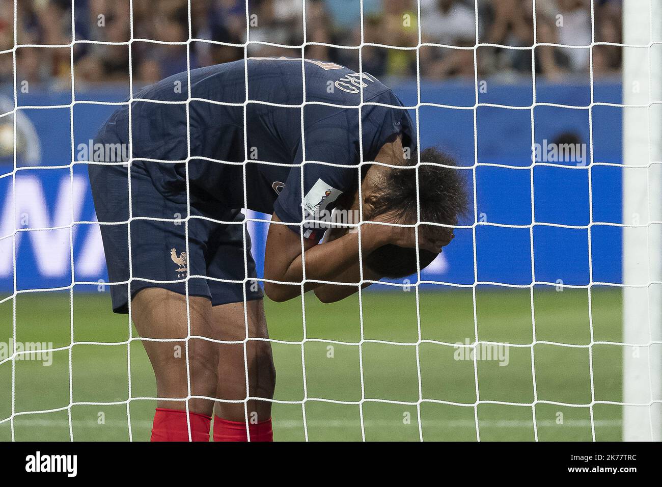 ©ERIC BALEDENT/MAXPPP - coupe du monde - Equipe de France féminine vs Equipe de Norvège féminine - 12/06/2019 2019, phase finale - (c) 2019 Baledent/Maxppp Wendie Thérèse Renard (France, détente, club : Olympique Lyonnais) se tient la tête, mais les camp de contrôle Banque D'Images