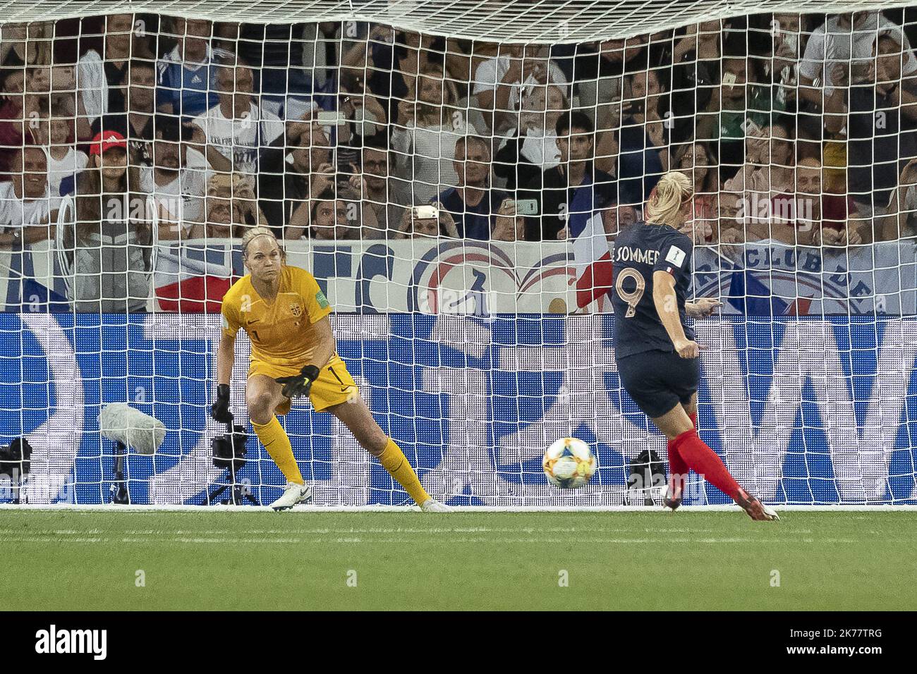 ©ERIC BALEDENT/MAXPPP - coupe du monde - Equipe de France féminine vs Equipe de Norvège féminine - 12/06/2019 2019, phase finale - (c) 2019 Baledent/Maxppp le coup de pied de reparation (pénalty) de Eugénie Anne Claudine le Sommer (France, attaquante, club : Olympique Lyonnais) Ingrid Hjelmseth (Norvège, gardienne de but, club : Stabæk Fotball) Banque D'Images