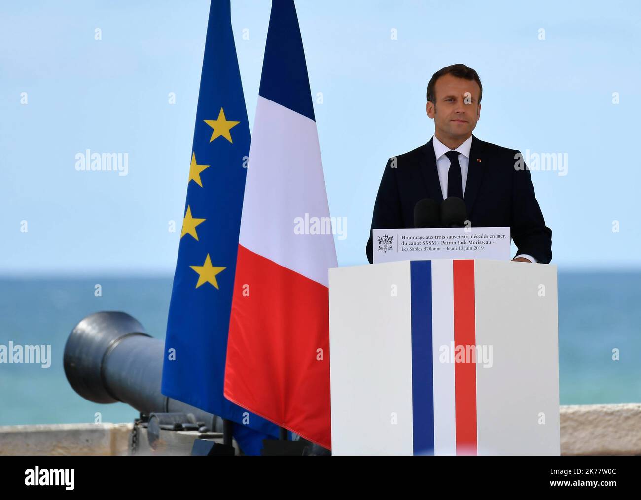 ©PHOTOPQR/OUEST FRANCE/Franck Dubray ; les Sables d'Olonne ; 13/06/2019 ; Hommage national en raison du président de la République Emmanuel Macron à Dimitri Moulic, Alain Guibert et Yann Chagnolleau, les trois fournisseurs en mer décedés lors du naufrage du berceau patron Jack-Morisseau de la SNSM aux Sables d'Olonne. Cérémonie pour rendre hommage aux trois volontaires de sauvetage en mer de la SNSM qui sont morts dans une tempête la semaine dernière après que leur bateau ait chaviré, à fort-Saint Nicolas, aux Sables d'Olonne, dans l'ouest de la France, sur 13 juin 2019. *** Légende locale *** Banque D'Images