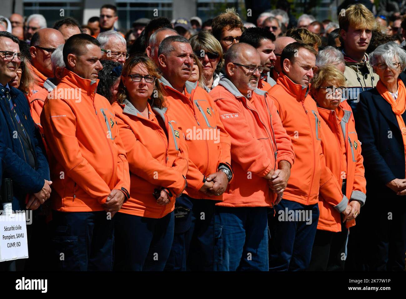 ©PHOTOPQR/OUEST FRANCE/Franck Dubray ; les Sables d'Olonne ; 13/06/2019 ; Hommage national en raison du président de la République Emmanuel Macron à Dimitri Moulic, Alain Guibert et Yann Chagnolleau, les trois fournisseurs en mer décedés lors du naufrage du berceau patron Jack-Morisseau de la SNSM aux Sables d'Olonne. Cérémonie pour rendre hommage aux trois volontaires de sauvetage en mer de la SNSM qui sont morts dans une tempête la semaine dernière après que leur bateau ait chaviré, à fort-Saint Nicolas, aux Sables d'Olonne, dans l'ouest de la France, sur 13 juin 2019. *** Légende locale *** Banque D'Images