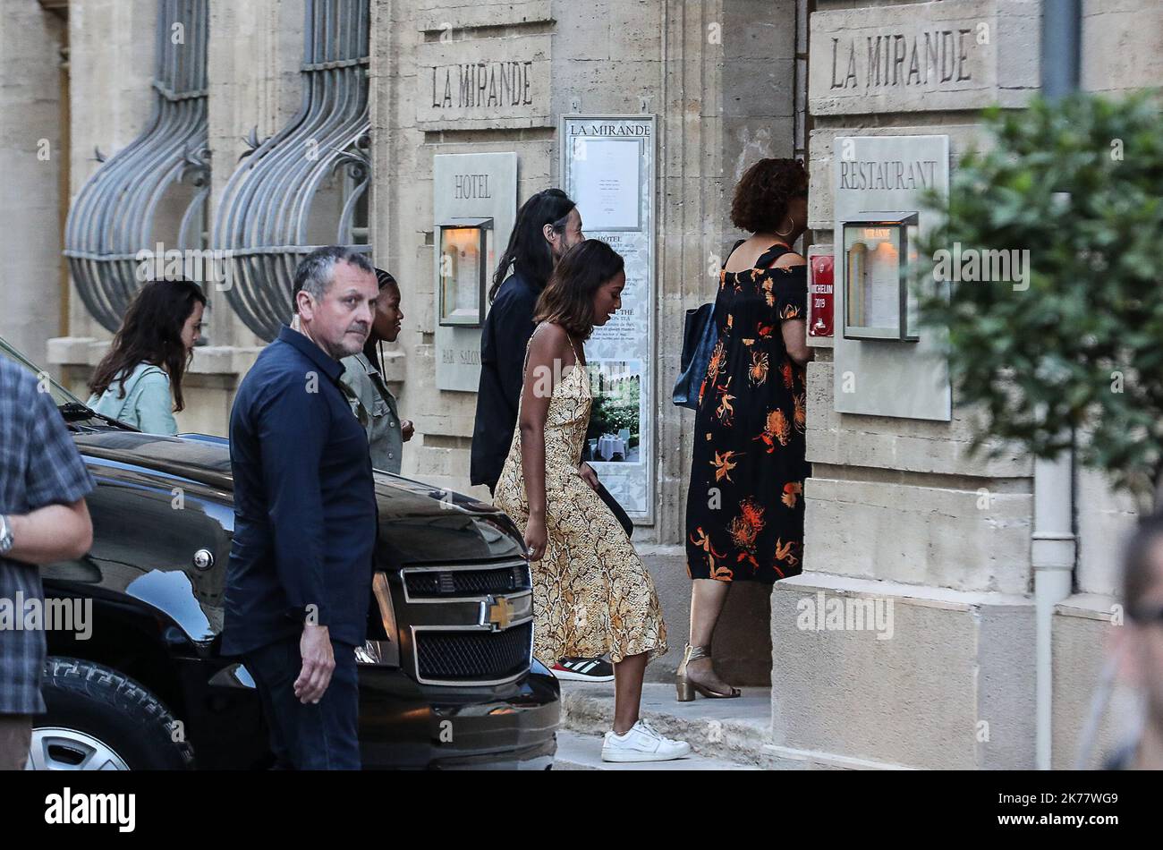 Sasha Obama considéré comme l'ancien président américain Barack Obama et sa famille sont en vacances dans le sud de la France. Leur imposante caravane de voitures est proche du Palais des Papes à Avignon Banque D'Images