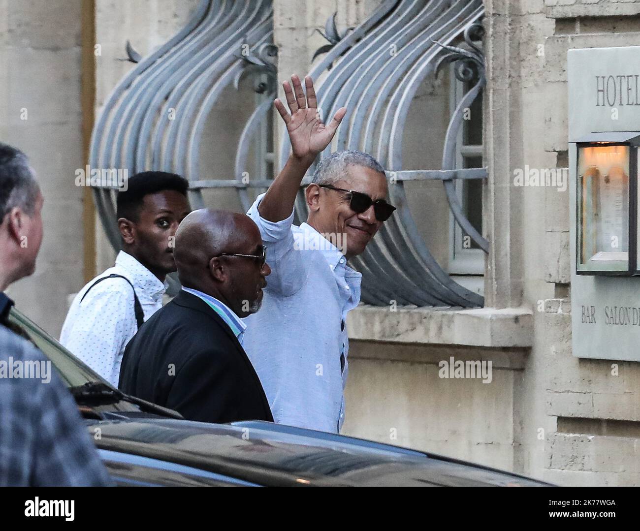 L'ancien président américain Barack Obama et sa famille sont en vacances dans le sud de la France. Leur imposante caravane de voitures est proche du Palais des Papes à Avignon Banque D'Images