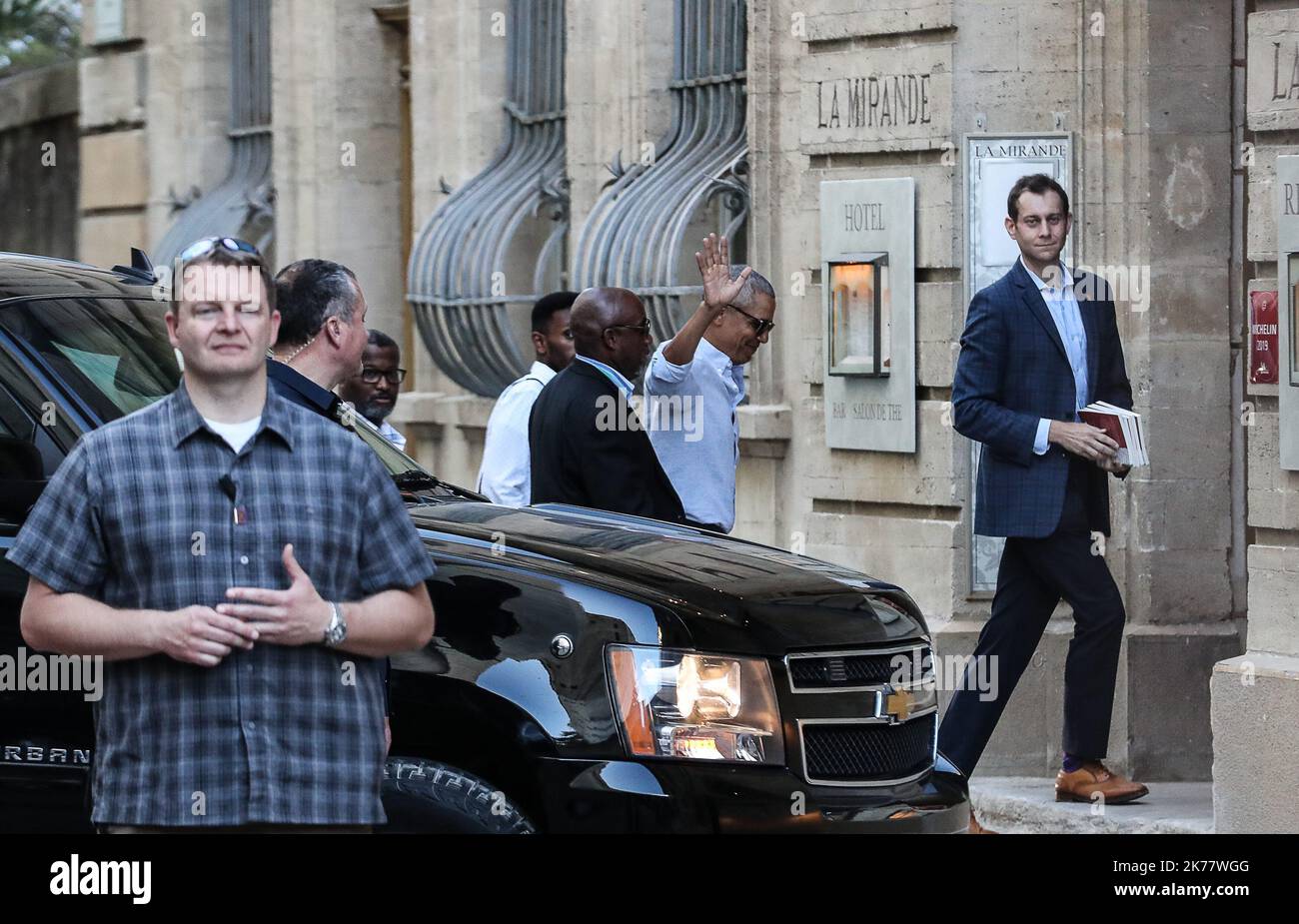 L'ancien président américain Barack Obama et sa famille sont en vacances dans le sud de la France. Leur imposante caravane de voitures est proche du Palais des Papes à Avignon Banque D'Images