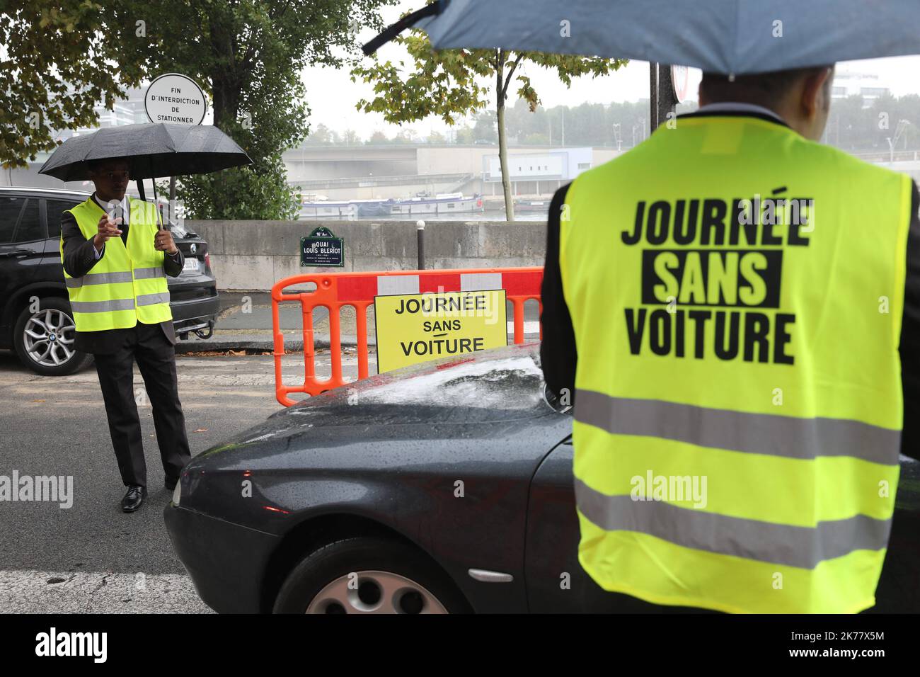 Le premier dimanche de chaque mois, la ville française interdira le trafic automobile le long des champs-Elysées et de neuf autres routes, ajoutant aux 13 zones déjà annoncées dans le cadre de la campagne « Paris respire » Banque D'Images