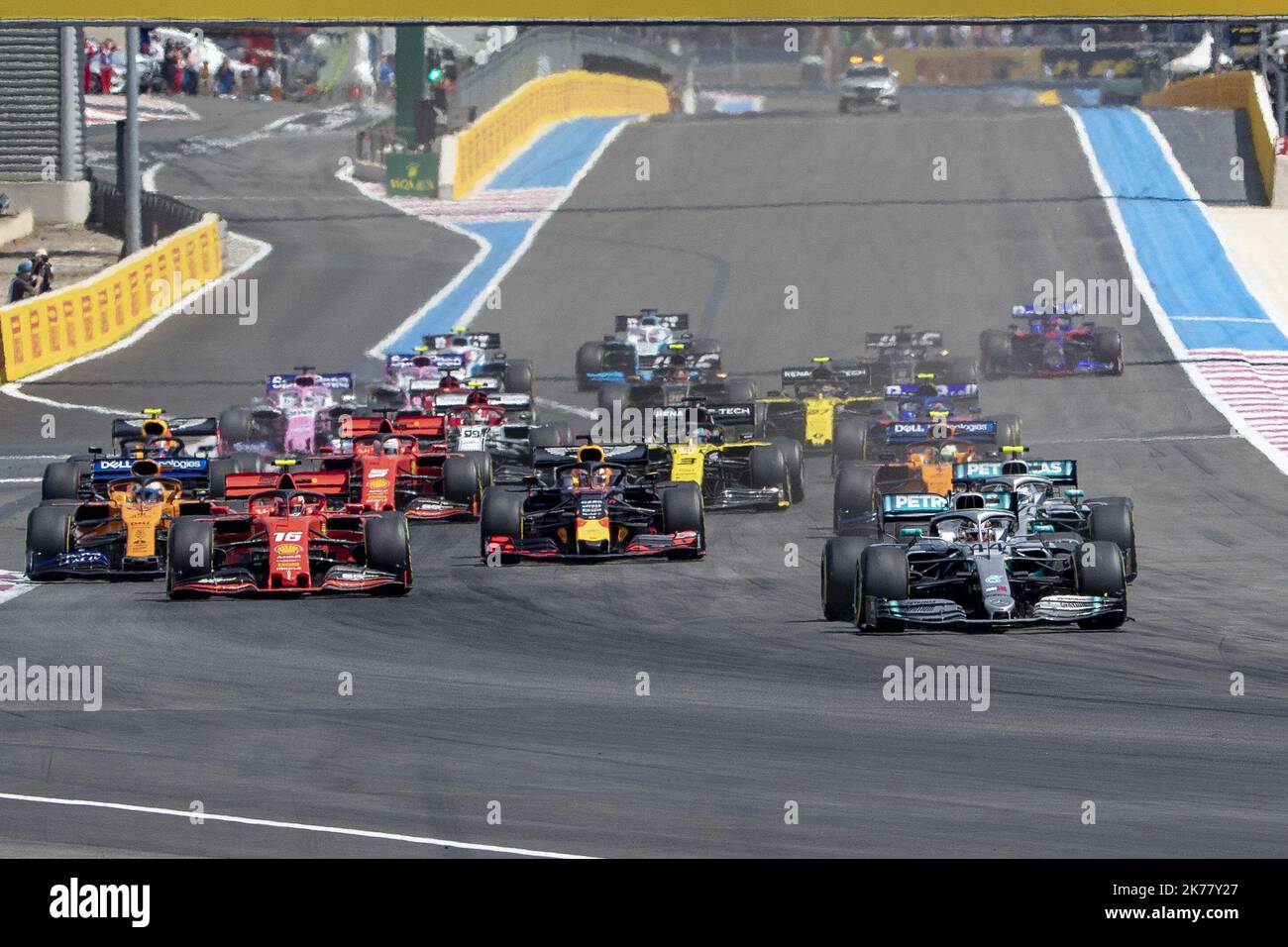 Robert Kubica (POL) Williams Racing FW42 dirige George Russell (GBR) Williams Racing FW42. Banque D'Images