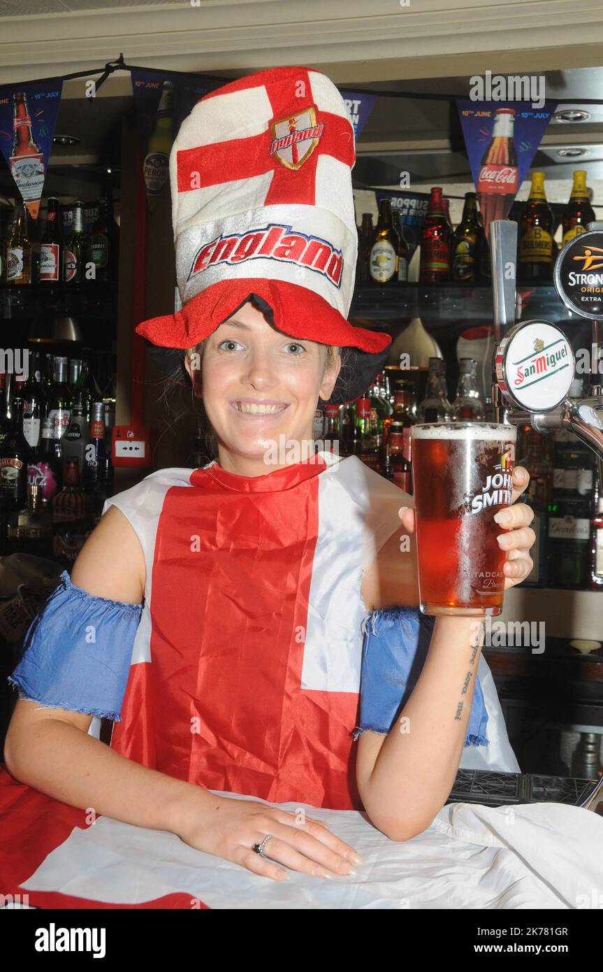 La servante de bar Phoebe Dolby se prépare au Red Lion Pub de Portchester Hants pour sa nuit la plus chargée de l'année alors que l'Angleterre prend la Russie dans leur match d'ouverture de l'Euro 2016. Pic Miker Walker, Mike Walker Pictures, 2016 Banque D'Images