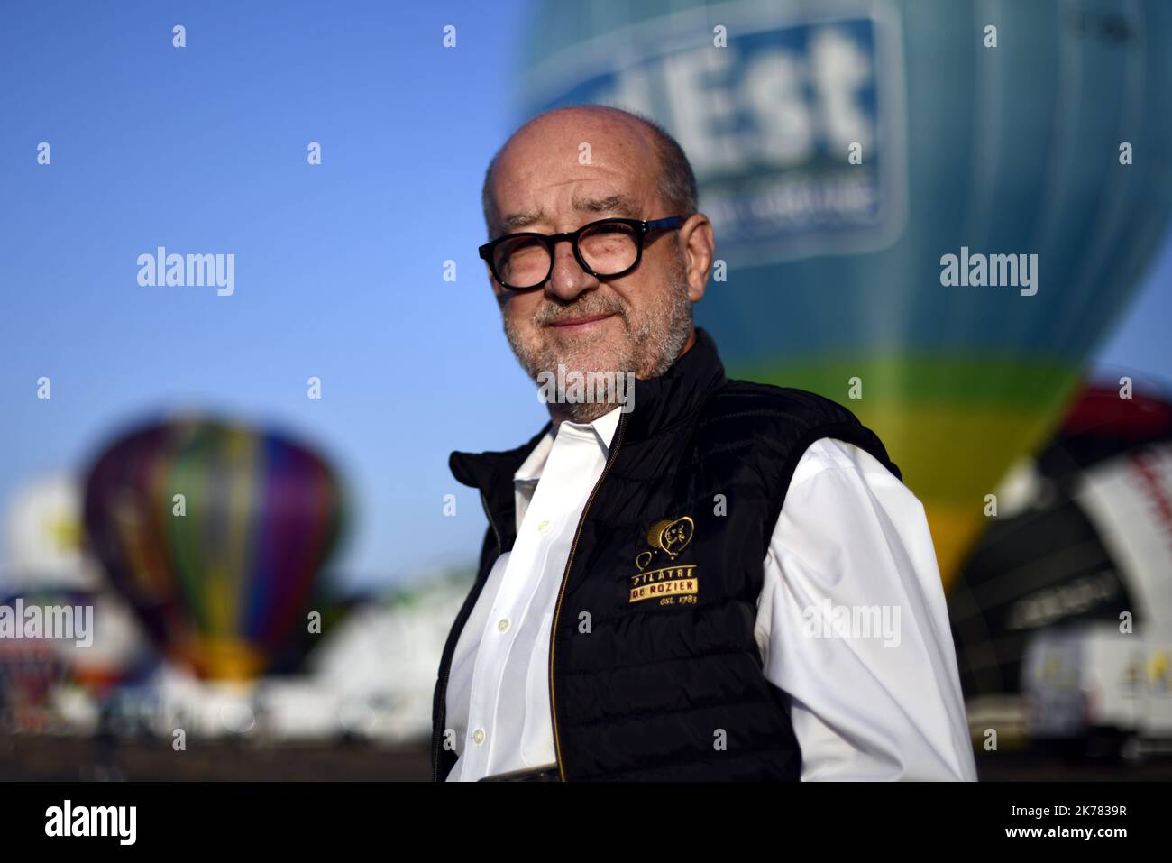 Des centaines de ballons à air chaud survolent la base aérienne de Chambley-Bussieres, dans le nord-est de la France, lors de la rencontre internationale de ballons à air chaud « ballons d'air mondial Grand-est » à Hageville. Banque D'Images