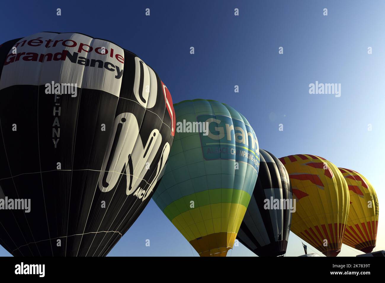 Des centaines de ballons à air chaud survolent la base aérienne de Chambley-Bussieres, dans le nord-est de la France, lors de la rencontre internationale de ballons à air chaud « ballons d'air mondial Grand-est » à Hageville. Banque D'Images