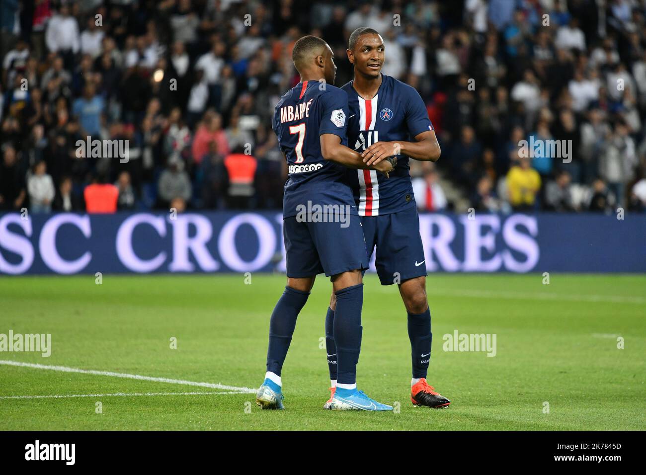 Killian Mbappe #7 Célébrez avec Abdou Dialo #22 le deuxième but lors du match de la Ligue française 1 entre Paris Saint Germain et Nîmes Olympique au stade du Parc des Princes sur 11 août 2019 à Paris, France. Banque D'Images