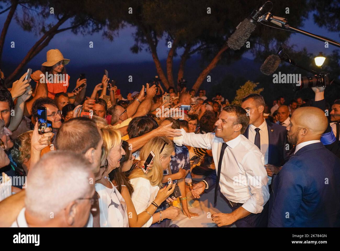 Le président français Emmanuel Macron lors d'une cérémonie marquant le 75th anniversaire du débarquement allié en Provence pendant la Seconde Guerre mondiale qui a permis de libérer le sud de la France, sur 17 août 2019 à Bormes-les-Mimosas. Banque D'Images