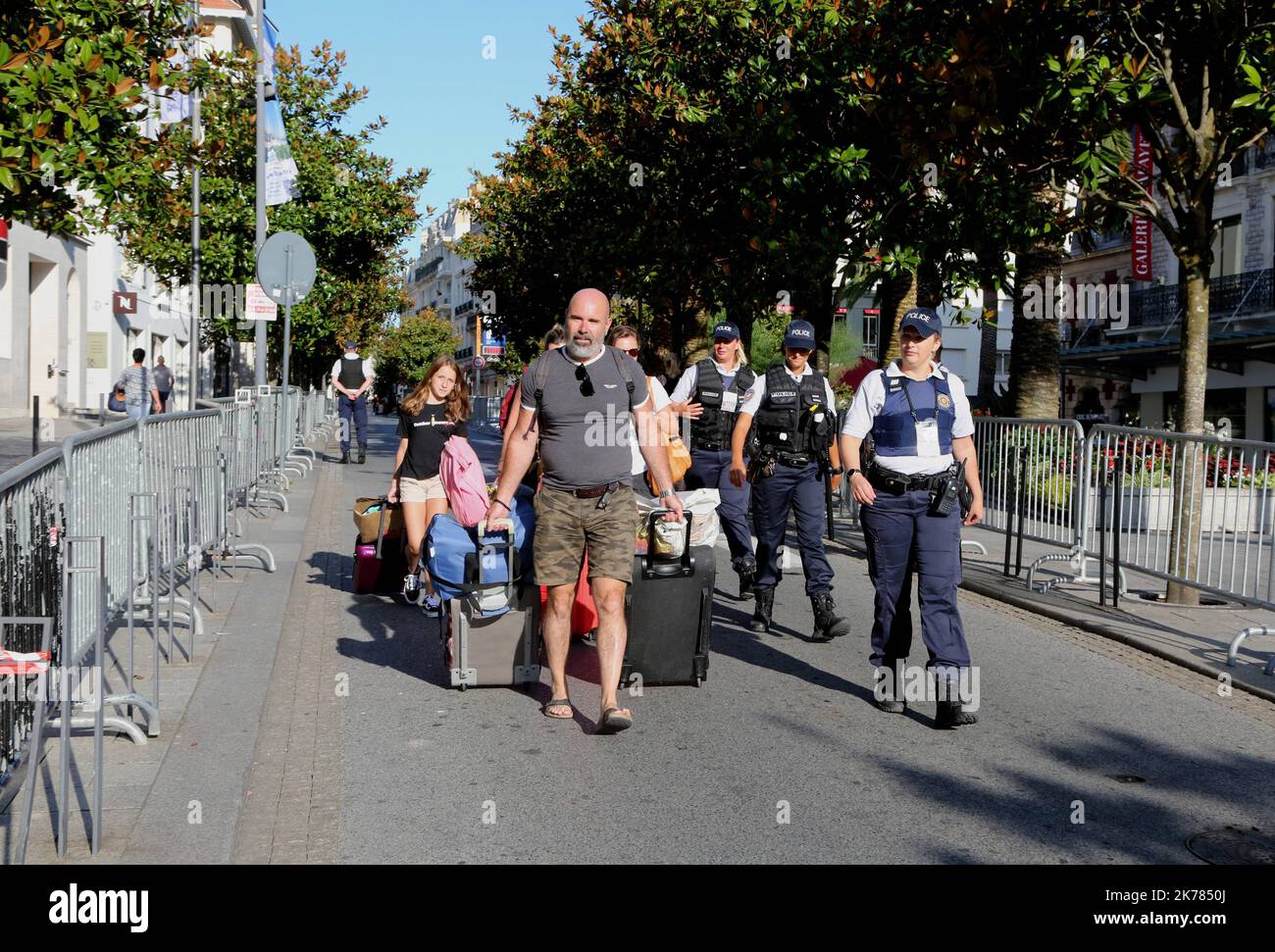 sommet du G7 Biarritz sous le cloche les touristes qui quittent leur emplacement partie à pied escortés par la police - le sommet de G7 sur 25 août 2019 à Biarritz, France Banque D'Images