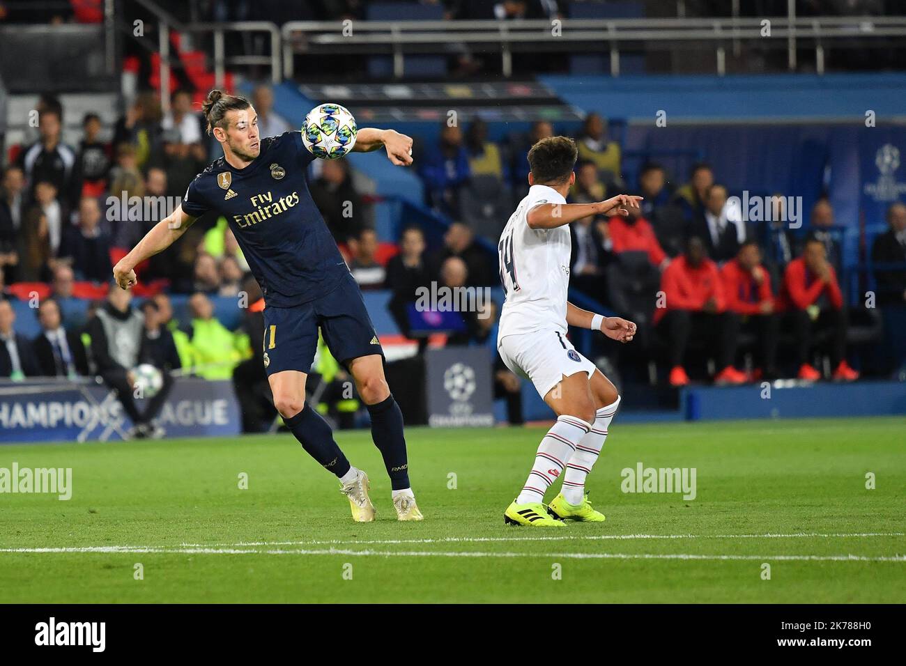 Julien Mattia / le Pictorium - 18/09/2019 - France / Ile-de-France / Paris - Gareth Bale fait principaux lors du match du Groupe A de la Ligue des Champions entre le PSG et le Real Madrid, le 18 septembre 2019, au Parc des Princes. / 18/09/2019 - France / Ile-de-France (région) / Paris - Gareth Bale fait une main dans le groupe de la Ligue des Champions Un match entre le PSG et le Real Madrid sur 18 septembre 2019 au Parc des Princes. Banque D'Images