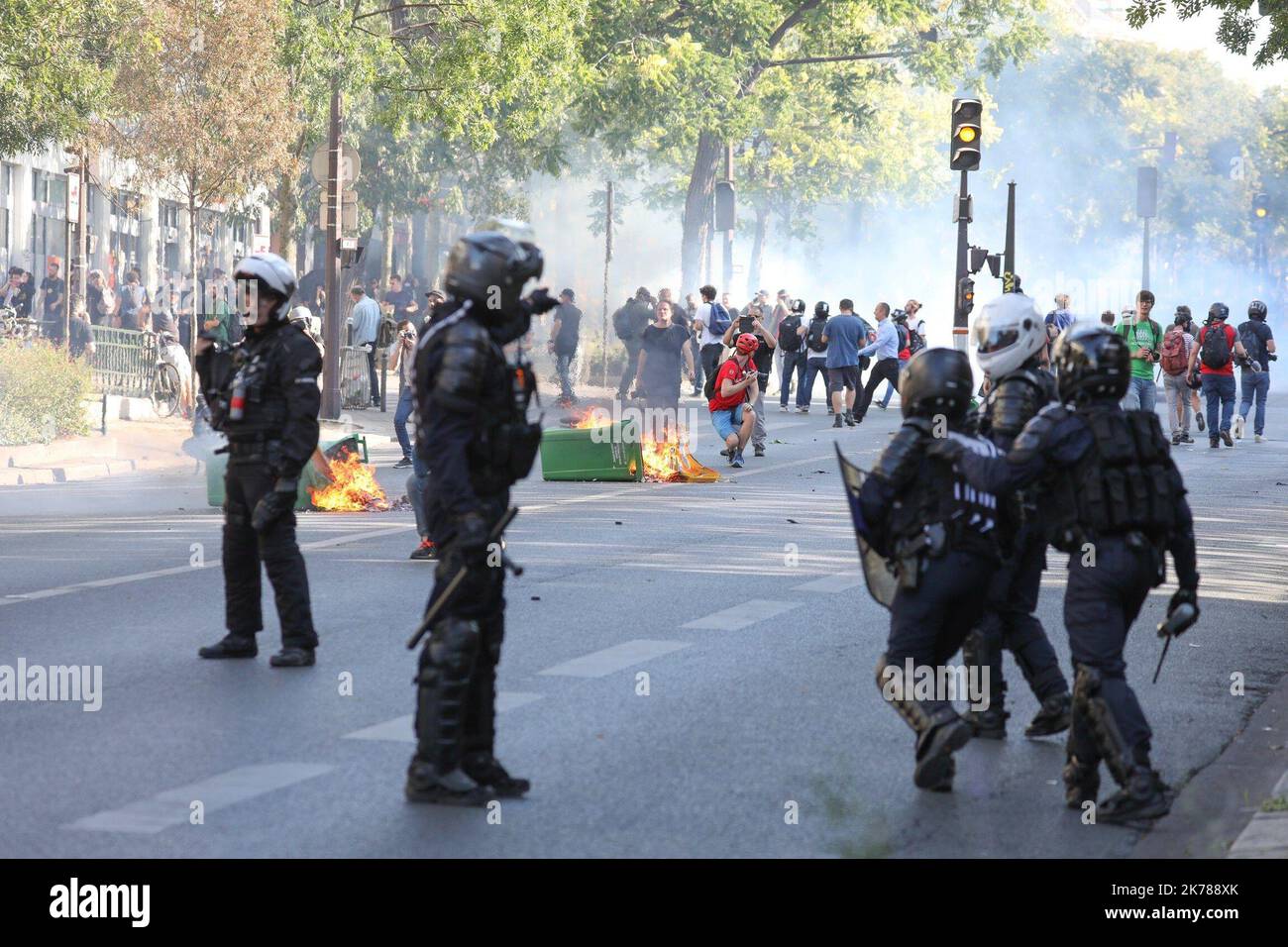 Une vue générale de la destruction laissée par les protestations des gilets jaunes en France Banque D'Images