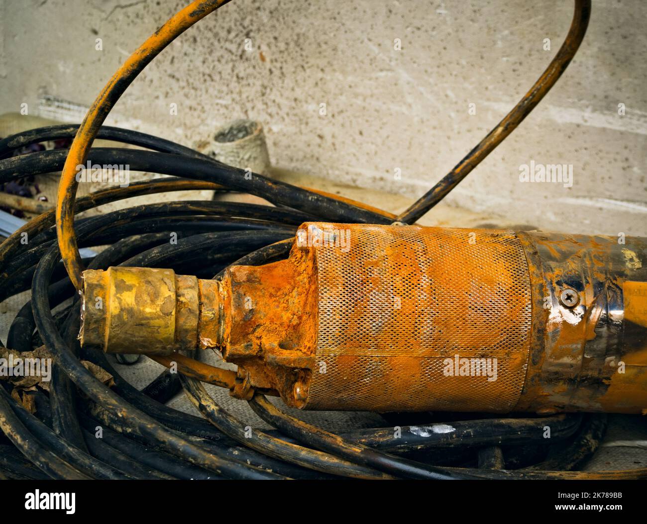 Ancienne pompe submersible rouillée pour l'eau potable Banque D'Images