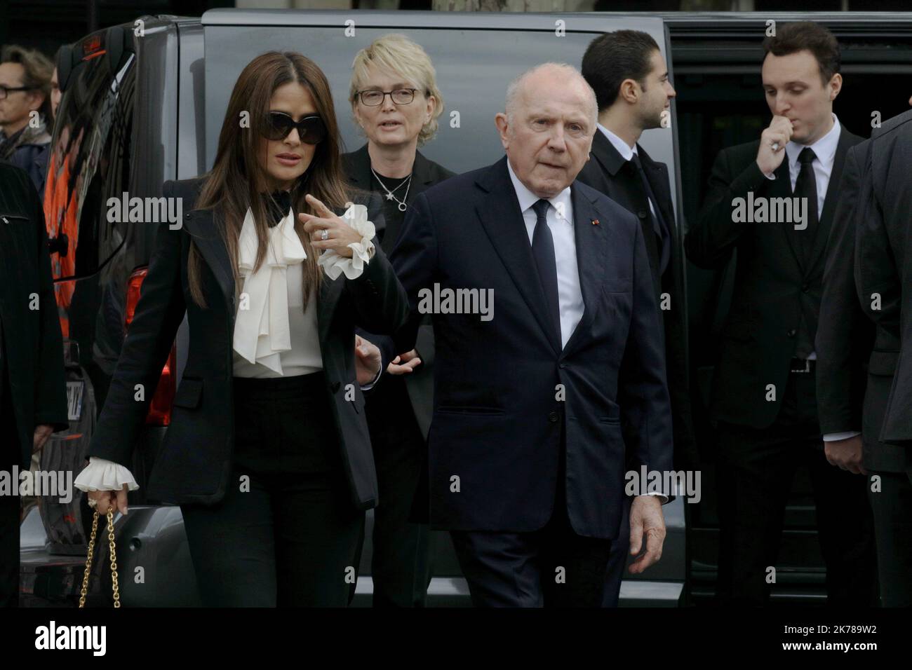 PHOTOPQR/LE PARISIEN/Olivier Lejeune ; Obtèques de Jacques Chirac : le cortège funéraire arrive à l'église Saint-Sulpice Salma Hayek et François Pinault - Paris, France, septembre 30th 2019 - funérailles de l'ancien président français Jacques Chirac à l'église Saint-Sulpice Banque D'Images