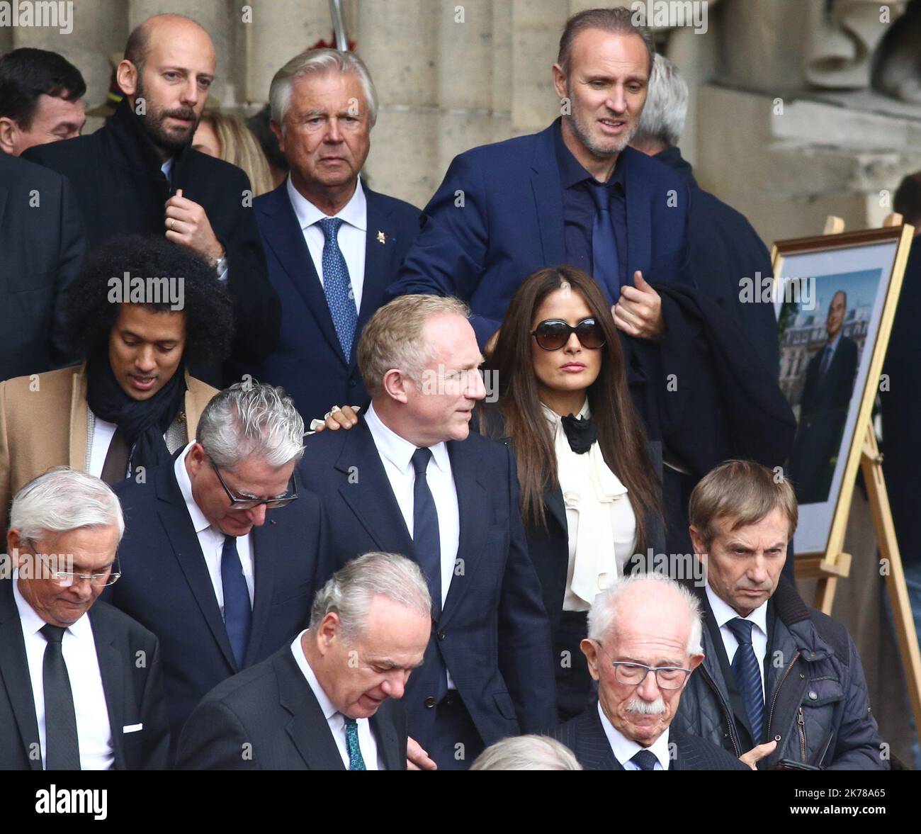 Ancien président français Jacques Chirac funéraire à l'Eglise Saint-Sulpice à Paris, France sur 30 septembre 2019, en photo : Salma Hayek et François Pinault. Â© Pierre Teyssot / Maxppp Banque D'Images