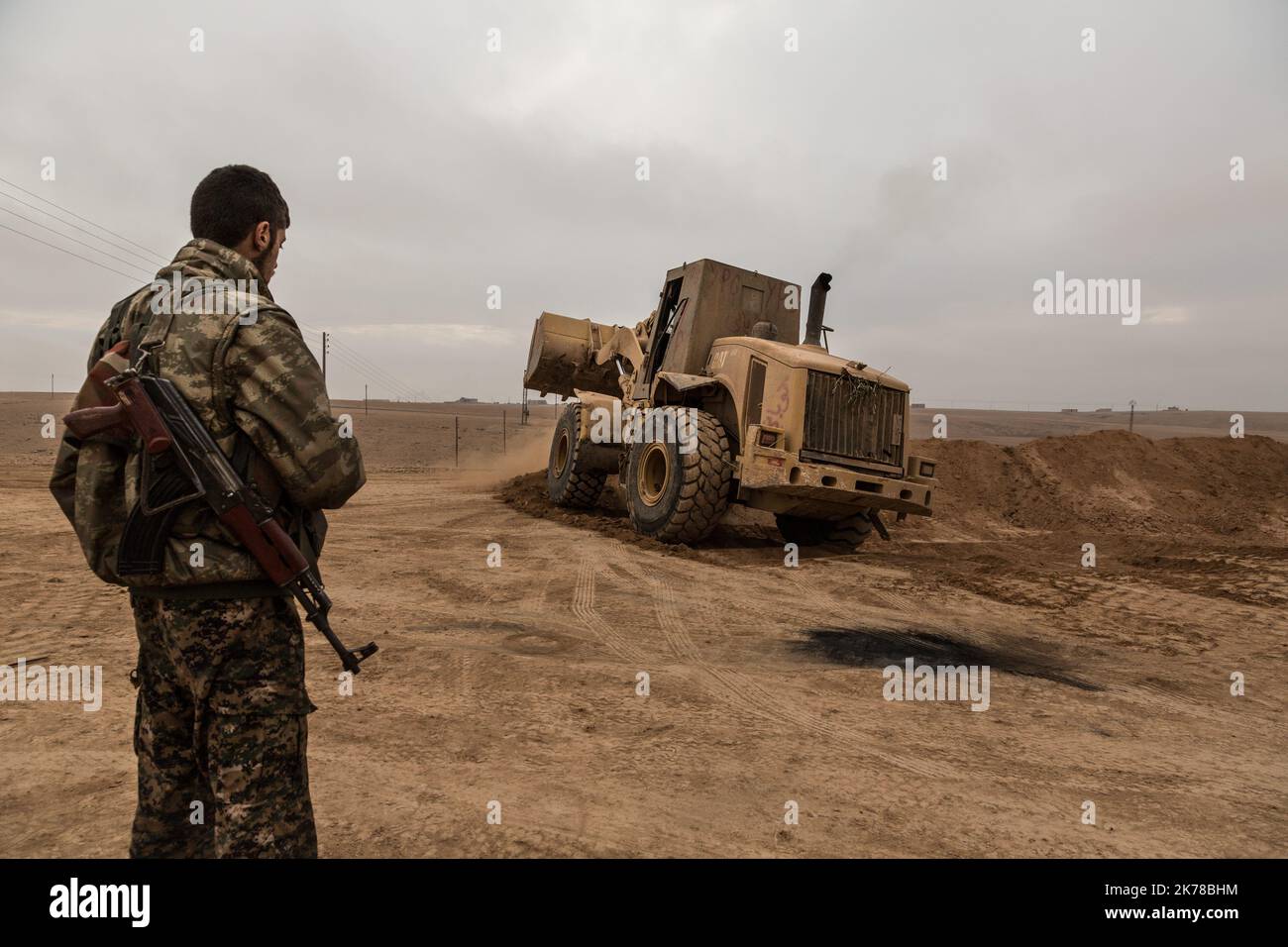 Les SDF (Forces démocratiques syriennes) et YPG (kurdes) ont repris le célèbre château de l'EI. Un soldat de YPG traverse le château. Banque D'Images