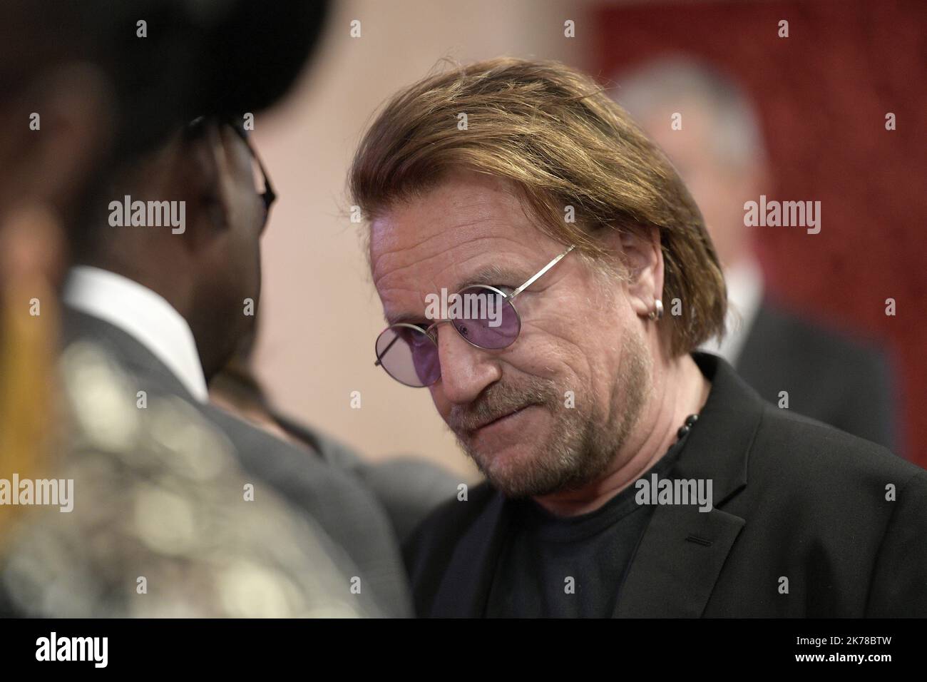 Chanteur Bono en marge du dîner donné à l'hôtel de ville de Lyon le 9 octobre 2019 en l'honneur des chefs d'État et de gouvernement présents à la sixième Conférence de reconstitution des ressources du Fonds mondial de lutte contre le sida, la tuberculose et le paludisme. Banque D'Images