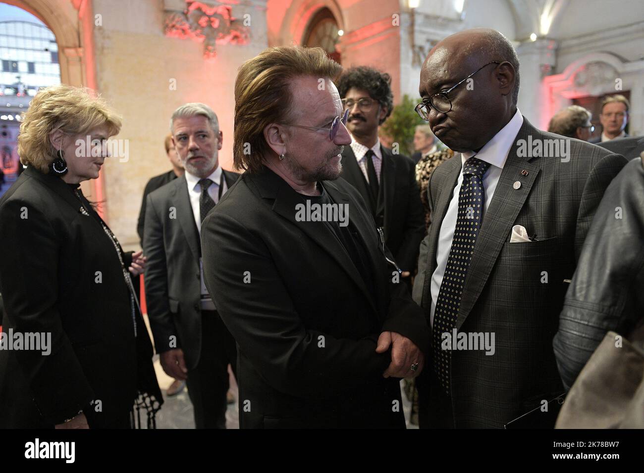 Chanteur Bono en marge du dîner donné à l'hôtel de ville de Lyon le 9 octobre 2019 en l'honneur des chefs d'État et de gouvernement présents à la sixième Conférence de reconstitution des ressources du Fonds mondial de lutte contre le sida, la tuberculose et le paludisme. Banque D'Images
