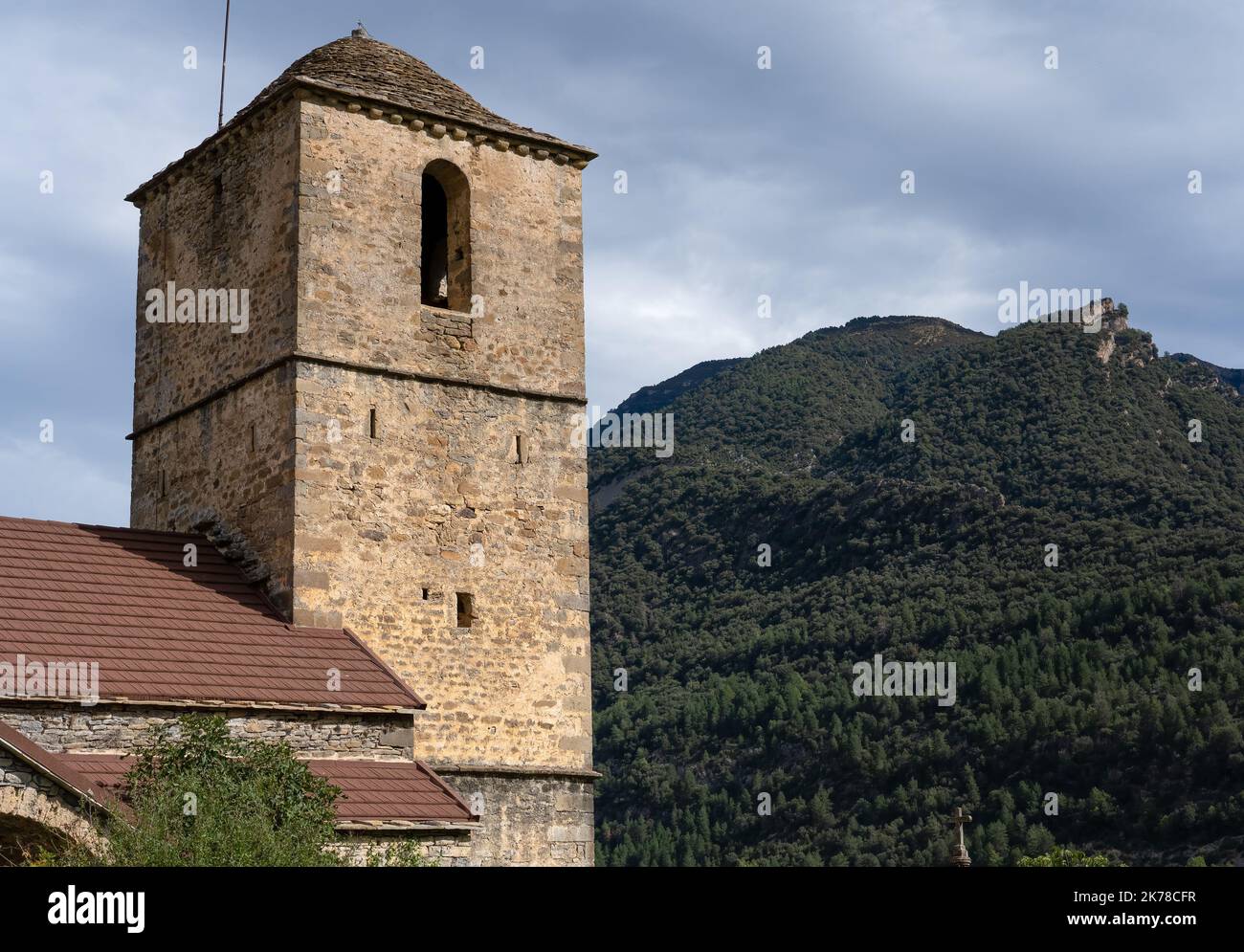 Une église médiévale clocher dans un village de montagne en Espagne Banque D'Images
