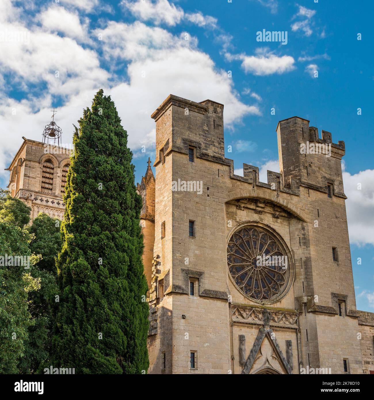 Façade principale de la cathédrale Saint-Nazaire à Béziers, Occitanie, France Banque D'Images