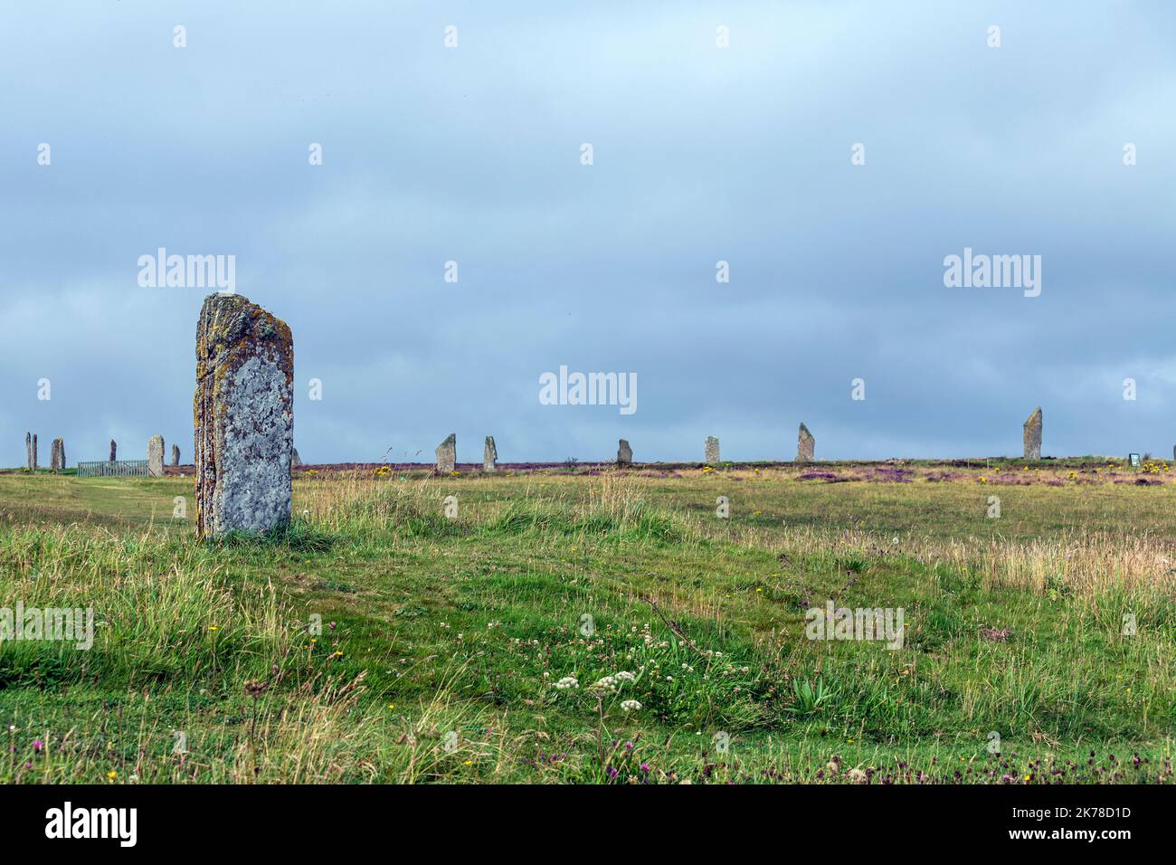 Comet Pierre et anneau de Brodgar, henge néolithique et cercle de pierre , Mainland, Orkney, Écosse Banque D'Images