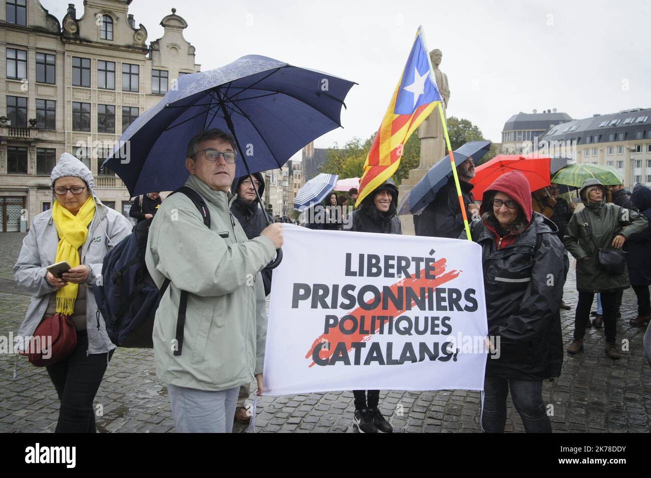 Ce dimanche, une centaine de personnes de la communauté catalane à Bruxelles et leurs partisans, ont organisé une marche en faveur du catalan et ont dénoncé la gestion de cette question par le gouvernement central espagnol. L'arrivée n'était pas loin de la Grand place de Bruxelles. Banque D'Images