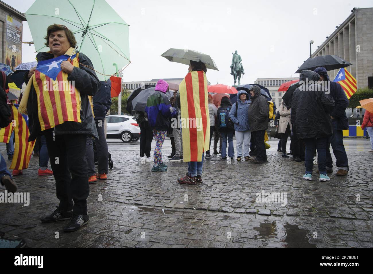 Ce dimanche, une centaine de personnes de la communauté catalane à Bruxelles et leurs partisans, ont organisé une marche en faveur du catalan et ont dénoncé la gestion de cette question par le gouvernement central espagnol. L'arrivée n'était pas loin de la Grand place de Bruxelles. Banque D'Images