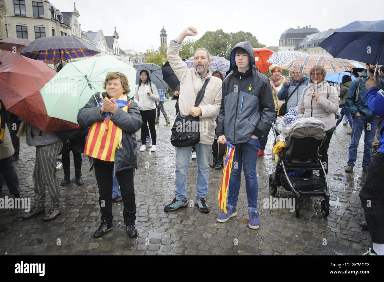 Ce dimanche, une centaine de personnes de la communauté catalane à Bruxelles et leurs partisans, ont organisé une marche en faveur du catalan et ont dénoncé la gestion de cette question par le gouvernement central espagnol. L'arrivée n'était pas loin de la Grand place de Bruxelles. Banque D'Images