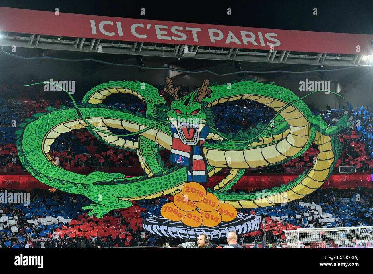 Olympique de Marseille le géant Tifo des Ultras de la capitale, représentant -Shenron- le dessin animé - Dragon ball Z- pendant le 11th jour de la Ligue 1 Conforama, entre Paris Saint Germain (PSG) et Olympique Marseille (OM) 27 octobre 2019 Banque D'Images