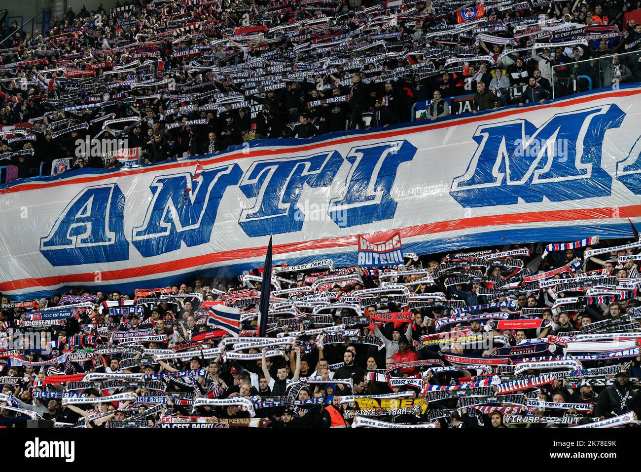 Olympique de Marseille les banderoles des ultras de la capitale pendant le 11th jour de la Ligue 1 Conforama, entre Paris Saint Germain (PSG) et Olympique Marseille (OM), 27 octobre 2019 Banque D'Images