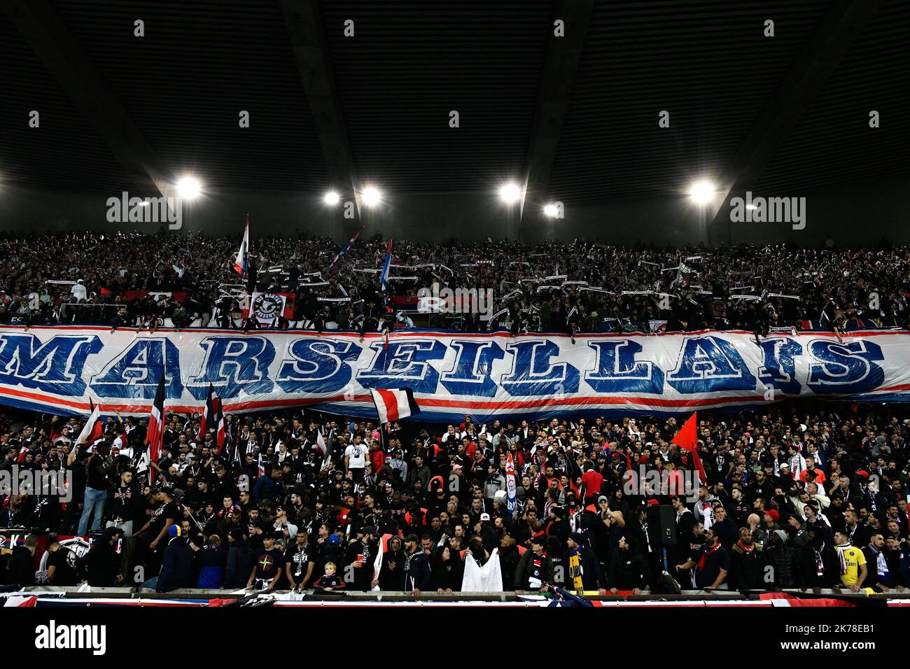 Olympique de Marseille les banderoles des ultras de la capitale pendant le 11th jour de la Ligue 1 Conforama, entre Paris Saint Germain (PSG) et Olympique Marseille (OM), 27 octobre 2019 Banque D'Images