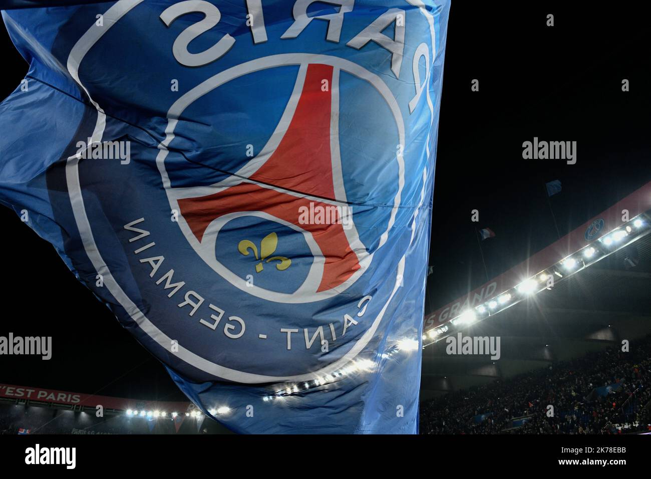 Paris - le drapeau du PSG pendant le 11th jour de la Ligue 1 Conforama, entre Paris Saint Germain (PSG) et Olympique Marseille (OM), 27 octobre 2019 Banque D'Images