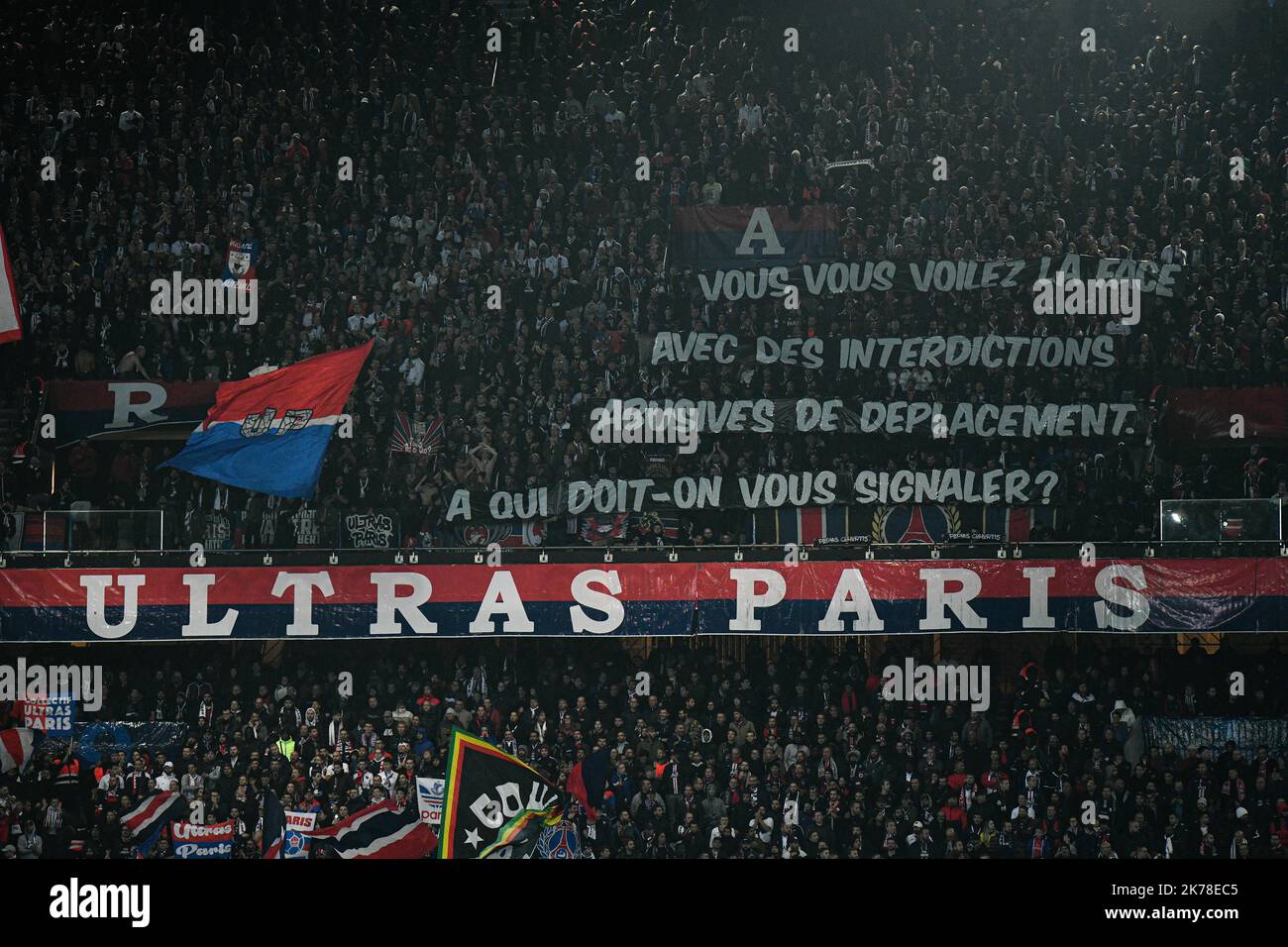 Olympique de Marseille les banderoles des ultras de la capitale pendant le 11th jour de la Ligue 1 Conforama, entre Paris Saint Germain (PSG) et Olympique Marseille (OM), 27 octobre 2019 Banque D'Images