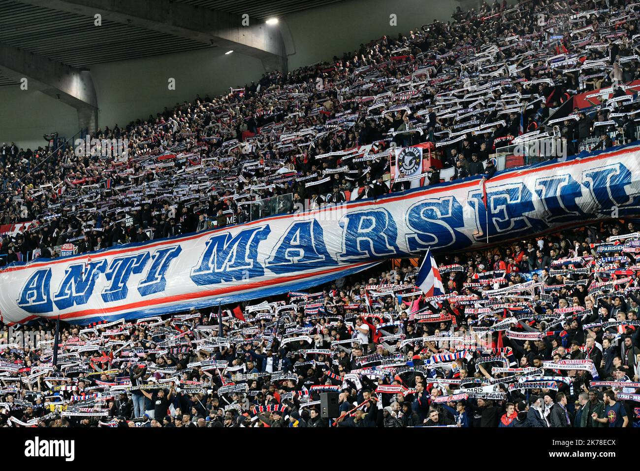Olympique de Marseille les banderoles des ultras de la capitale pendant le 11th jour de la Ligue 1 Conforama, entre Paris Saint Germain (PSG) et Olympique Marseille (OM), 27 octobre 2019 Banque D'Images