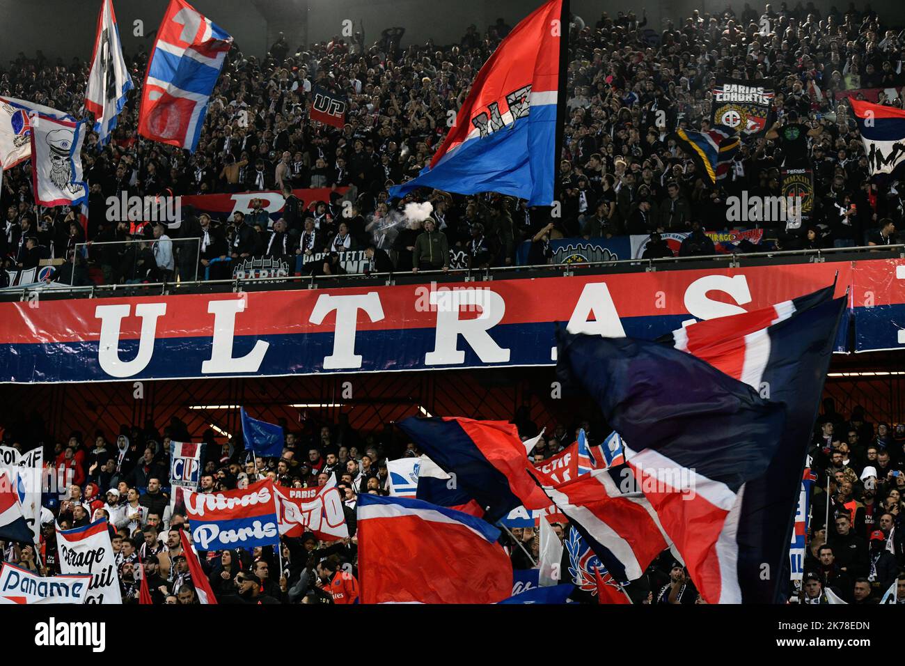 Olympique de Marseille les banderoles des ultras de la capitale pendant le 11th jour de la Ligue 1 Conforama, entre Paris Saint Germain (PSG) et Olympique Marseille (OM), 27 octobre 2019 Banque D'Images