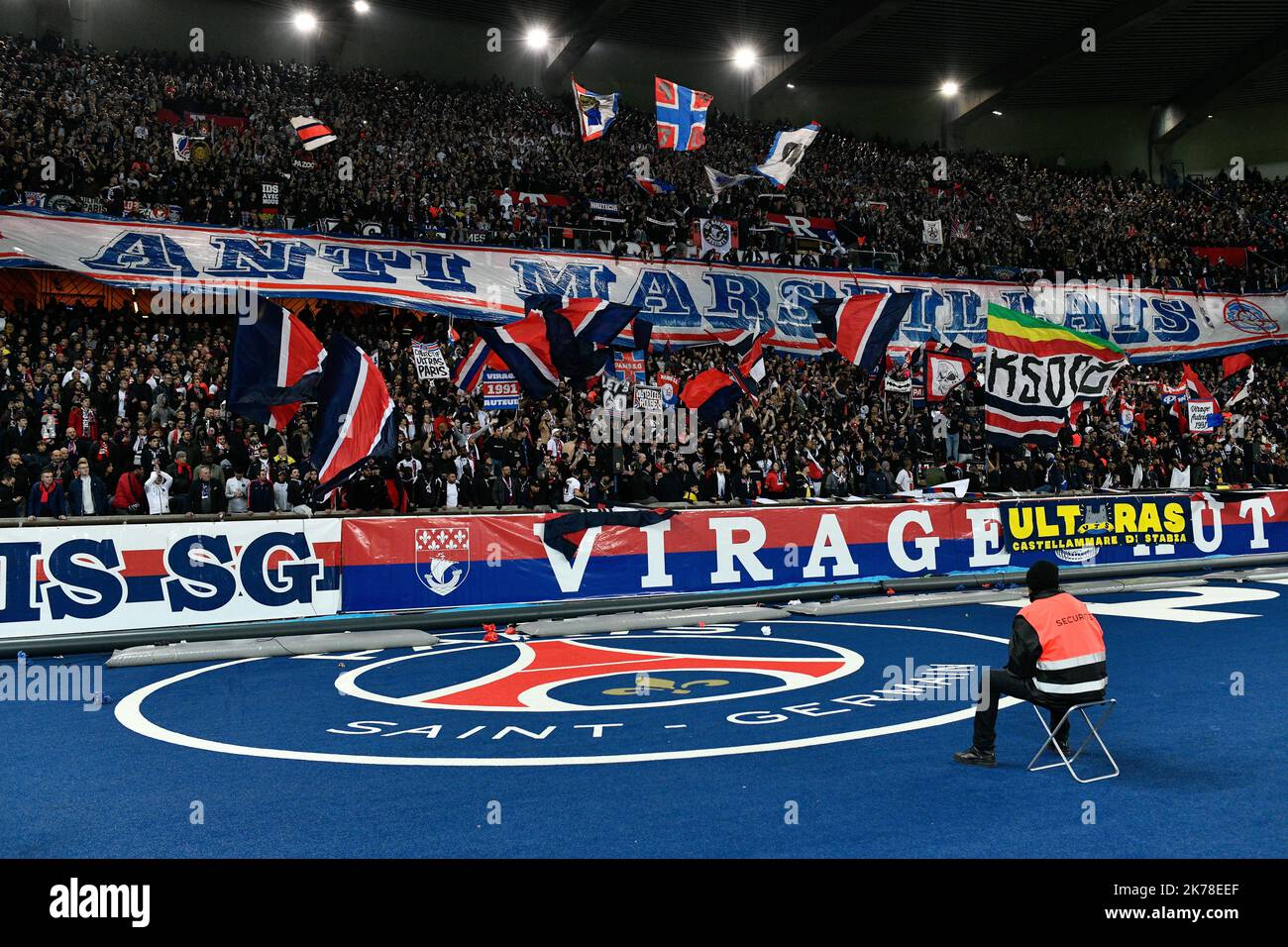 Olympique de Marseille les banderoles des ultras de la capitale pendant le 11th jour de la Ligue 1 Conforama, entre Paris Saint Germain (PSG) et Olympique Marseille (OM), 27 octobre 2019 Banque D'Images