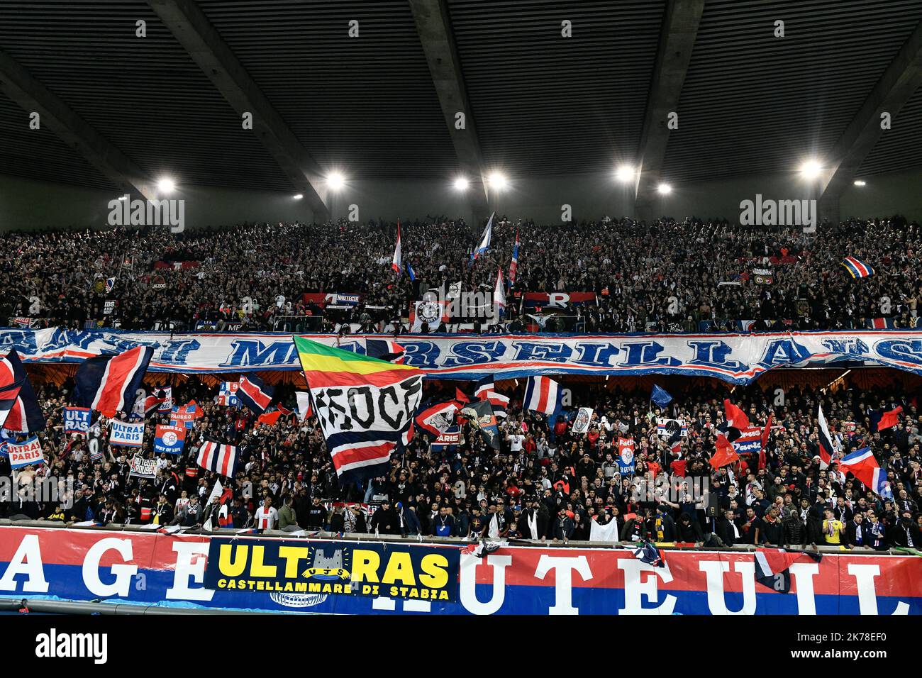 Olympique de Marseille les banderoles des ultras de la capitale pendant le 11th jour de la Ligue 1 Conforama, entre Paris Saint Germain (PSG) et Olympique Marseille (OM), 27 octobre 2019 Banque D'Images