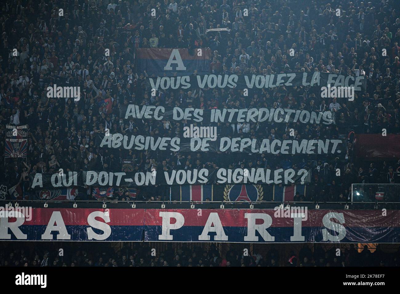 Olympique de Marseille les banderoles des ultras de la capitale pendant le 11th jour de la Ligue 1 Conforama, entre Paris Saint Germain (PSG) et Olympique Marseille (OM), 27 octobre 2019 Banque D'Images