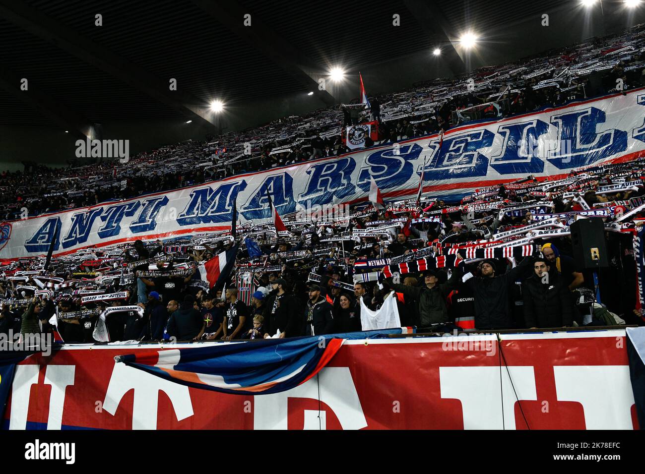 Olympique de Marseille les banderoles des ultras de la capitale pendant le 11th jour de la Ligue 1 Conforama, entre Paris Saint Germain (PSG) et Olympique Marseille (OM), 27 octobre 2019 Banque D'Images