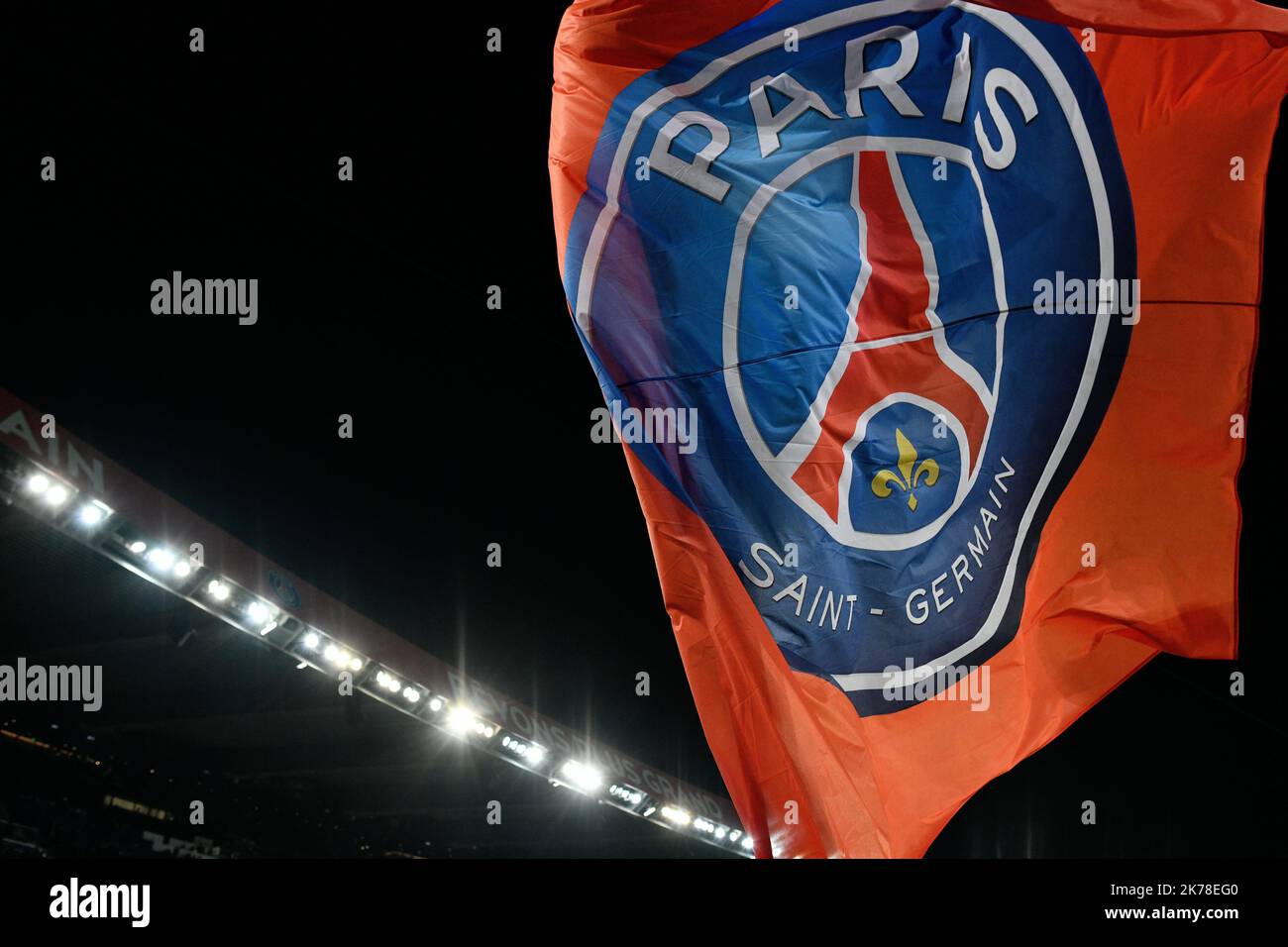 Paris - le drapeau du PSG pendant le 11th jour de la Ligue 1 Conforama, entre Paris Saint Germain (PSG) et Olympique Marseille (OM), 27 octobre 2019 Banque D'Images